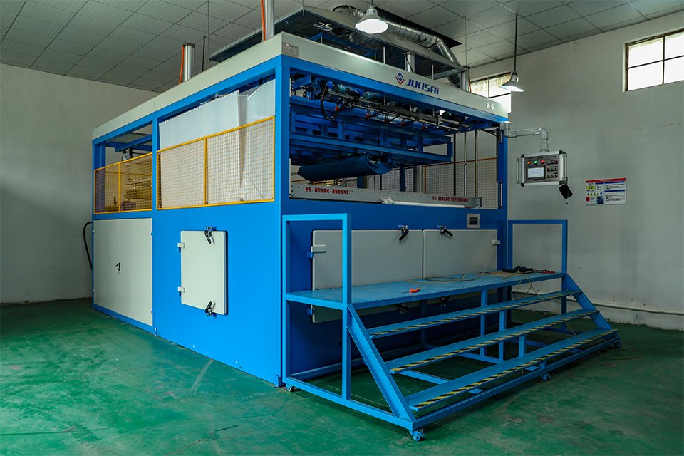 Vacuum Forming Machine