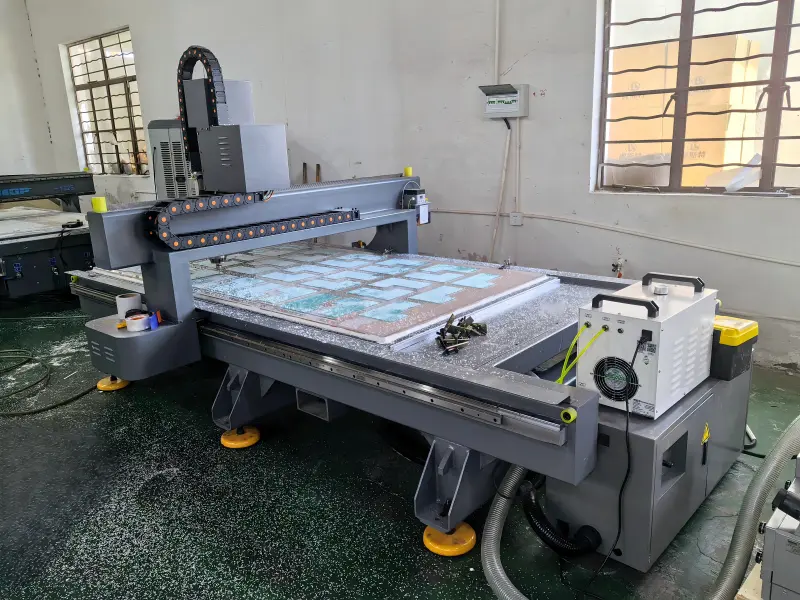Procesamiento de grabado CNC en plástico